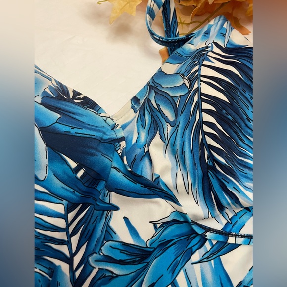 ⬇️ 3 for $21 ⬇️ Custom Curves large print blue & black print Tankini Top. - Picture 3 of 9